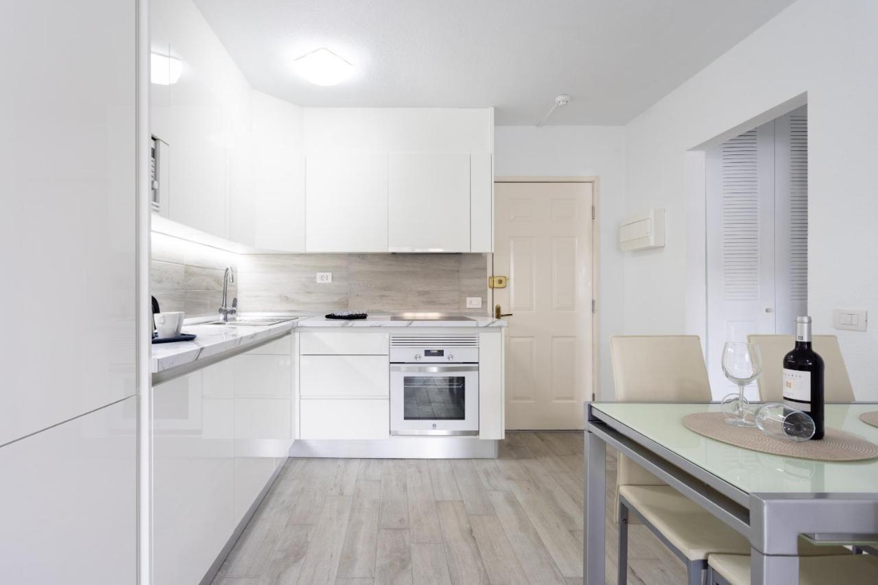 Castle Harbour Apartment Arona  Exterior photo