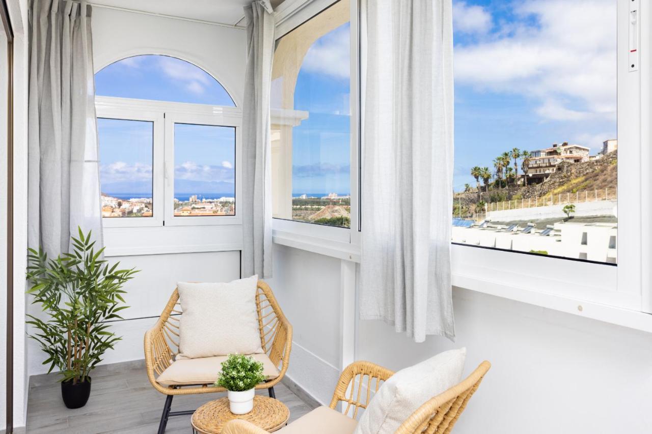 Castle Harbour Apartment Arona  Exterior photo